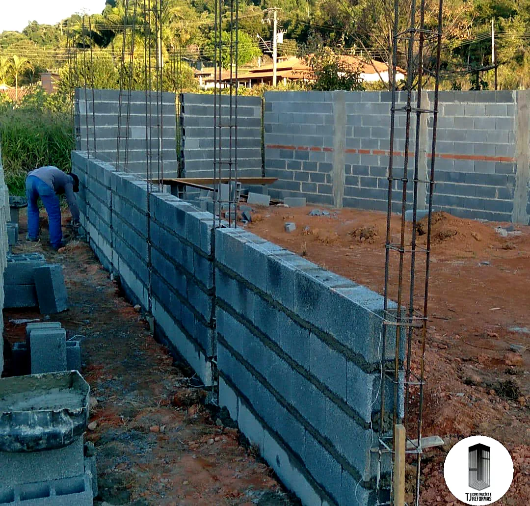 Alvenaria em blocos de concreto com armadura vertical de amarração