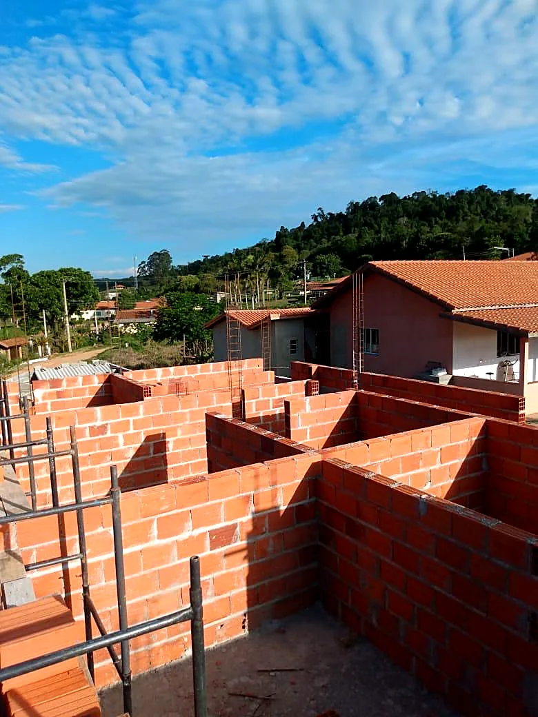 Alvenaria do pavimento superior de residência em execução Alvenaria do pavimento superior de residência em execução