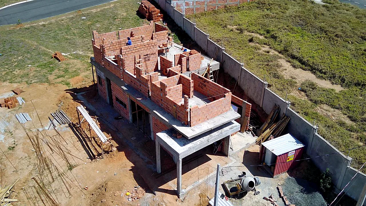 Alvenaria do segundo pavimento em elevação, vista aérea da obra Alvenaria do segundo pavimento em elevação, vista aérea da obra