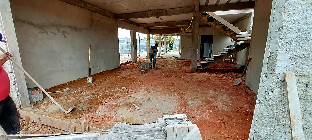 Área interna da obra em fase de regularização de contrapiso Área interna da obra em fase de regularização de contrapiso