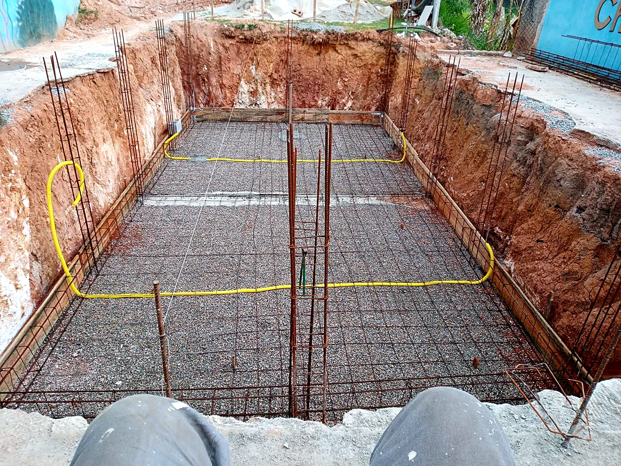 Armação de piscina em concreto armado com ferragem e hidráulica posicionadas