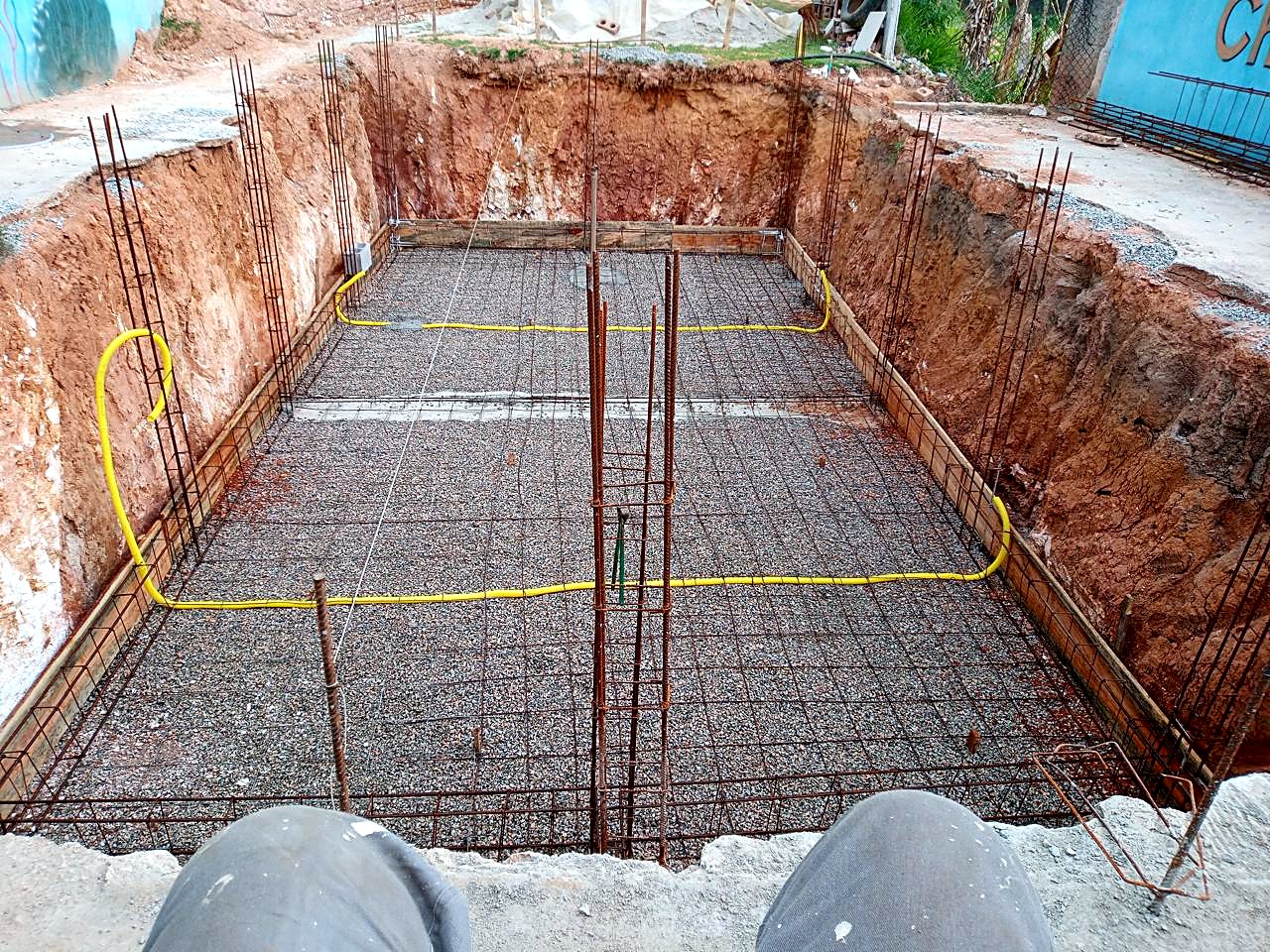 Armação de piscina em concreto armado com ferragem e hidráulica posicionadas