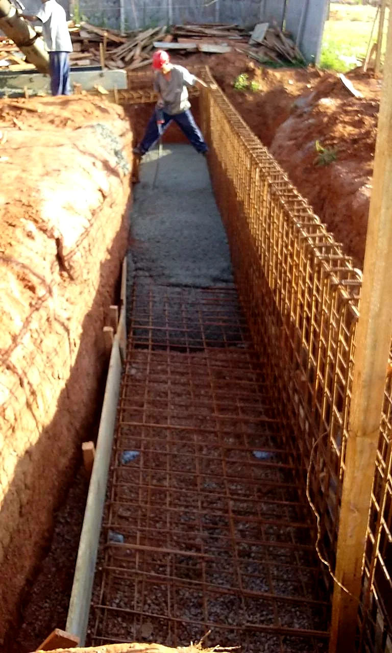 Armação de viga baldrame posicionada em vala com espaçadores e cobrime Armação de viga baldrame posicionada em vala com espaçadores e cobrimento controlado