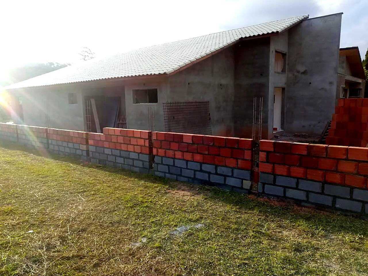 Cobertura metálica instalada em edificação de estrutura concluída Cobertura metálica instalada em edificação de estrutura concluída