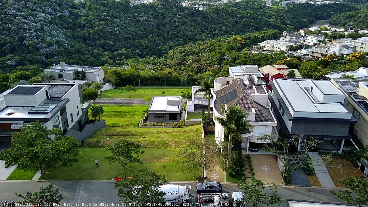 Vista aérea de condomínio de alto padrão com residências entregues Vista aérea de condomínio de alto padrão com residências entregues
