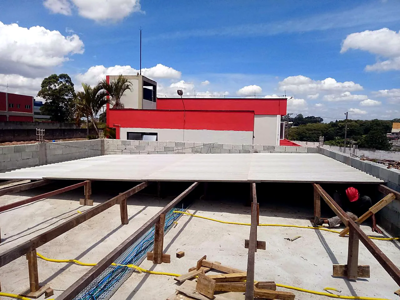 Edificação pública concluída com laje de cobertura e estrutura finaliz Edificação pública concluída com laje de cobertura e estrutura finalizada