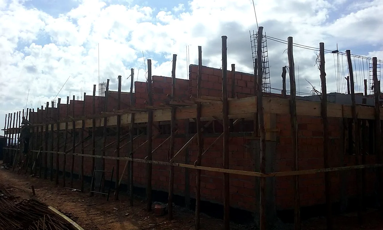 Elevação de alvenaria estrutural no perímetro da edificação pública Elevação de alvenaria estrutural no perímetro da edificação pública