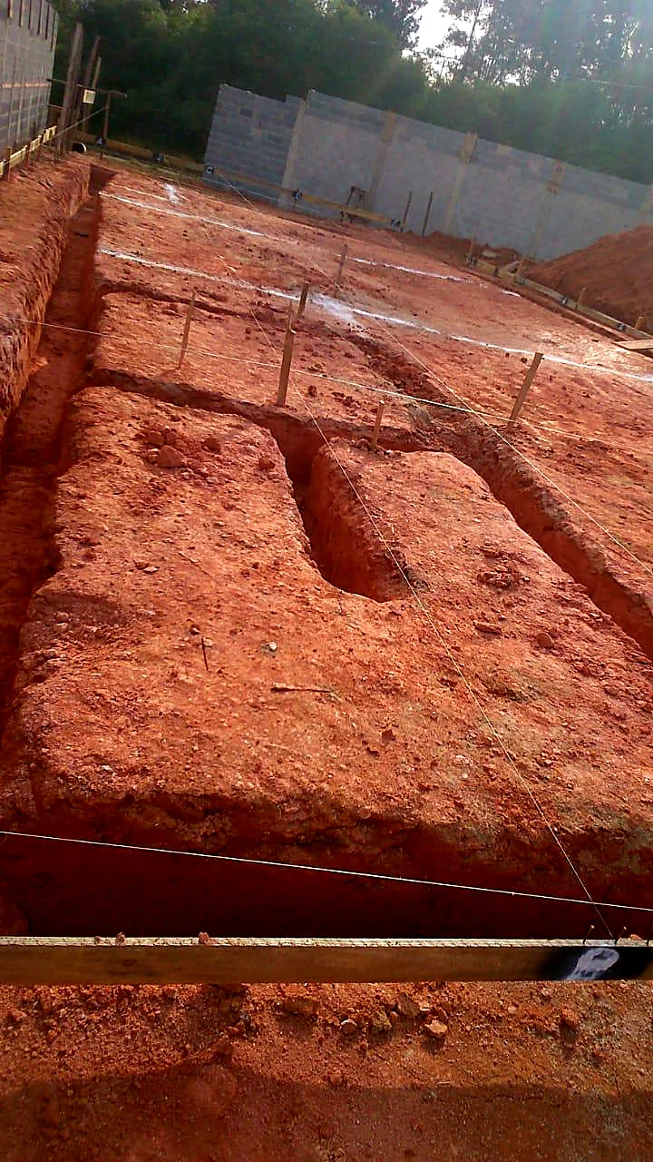 Escavação de valas de fundação seguindo a locação da obra Escavação de valas de fundação seguindo a locação da obra