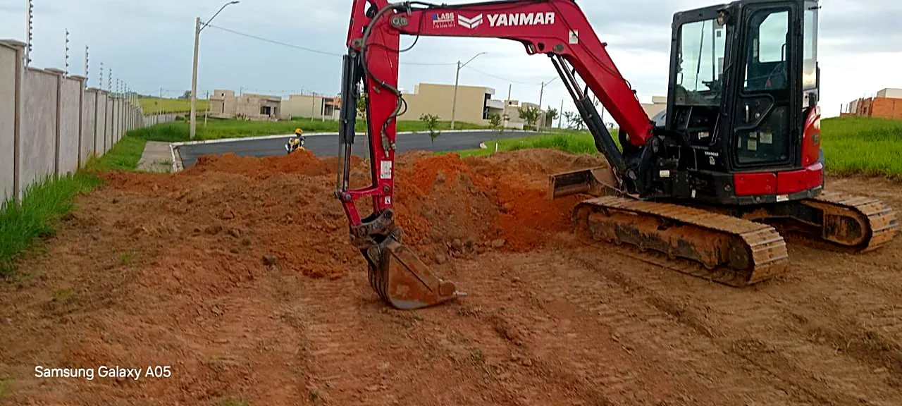 Escavadeira hidráulica executando movimento de terra no início da obra Escavadeira hidráulica executando movimento de terra no início da obra