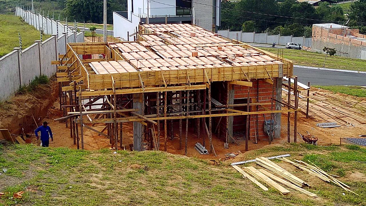 Escoramento de laje em residência implantada em terreno com desnível Escoramento de laje em residência implantada em terreno com desnível