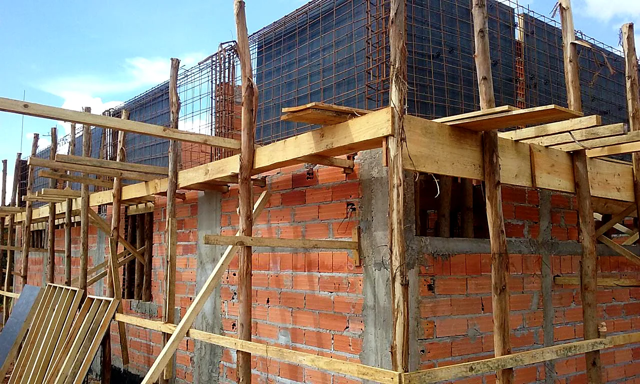 Escoramento de viga perimetral e alvenaria estrutural em obra pública