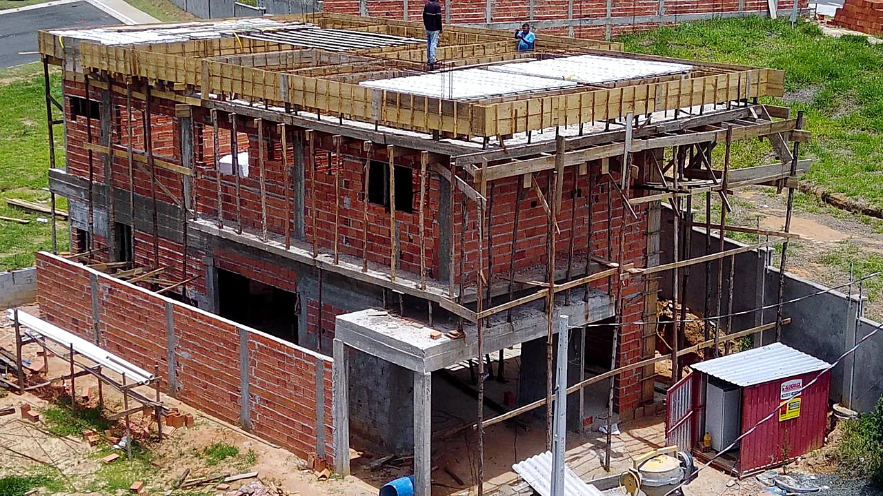 Estrutura de dois pavimentos com andaimes e alvenaria em execução