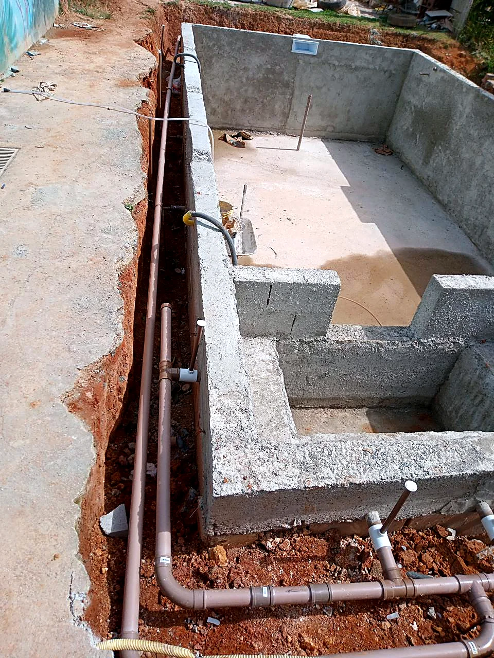 Estrutura de piscina em concreto com instalações hidrossanitárias exec Estrutura de piscina em concreto com instalações hidrossanitárias executadas