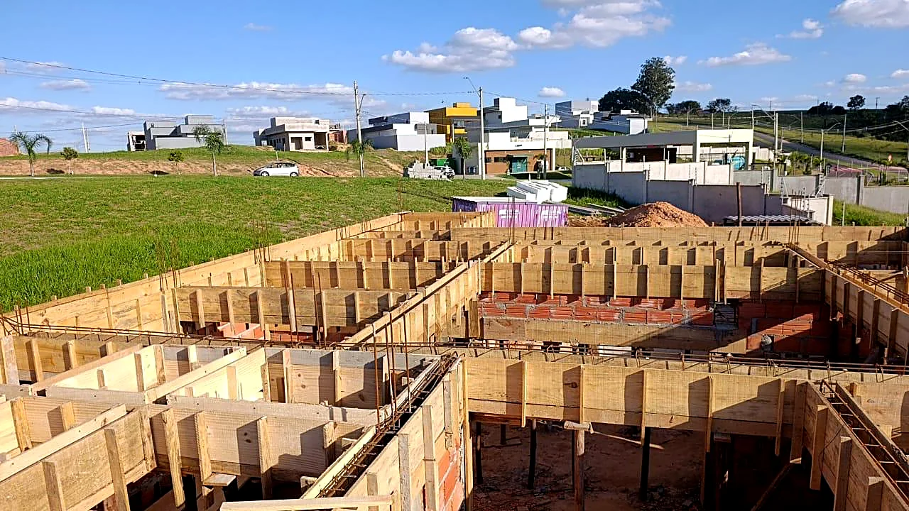 Formas de madeira para blocos de fundação e vigas baldrame antes da concretagem