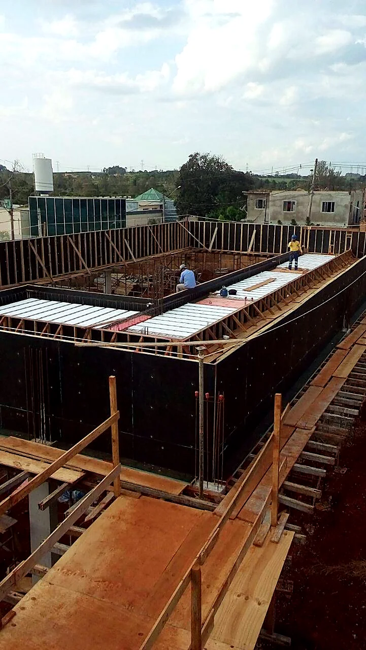 Formas de fundação montadas em terreno nivelado e limpo Formas de fundação montadas em terreno nivelado e limpo
