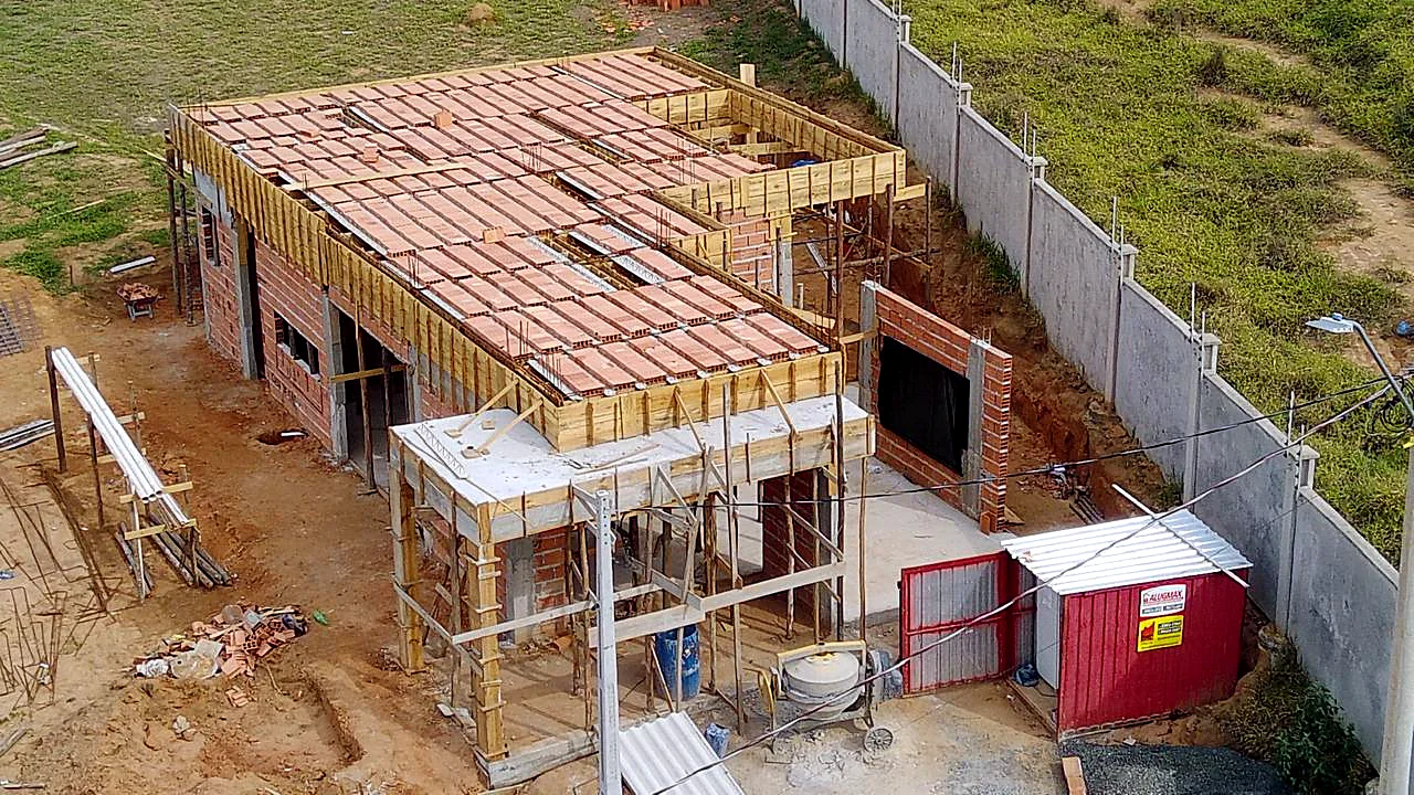 Vista aérea das formas de laje montadas em residência de alto padrão