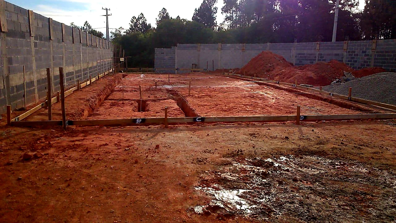 Gabarito de locação de obra montado no terreno antes da fundação Gabarito de locação de obra montado no terreno antes da fundação