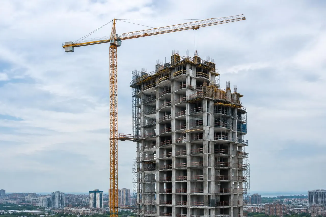 Edifício em construção com grua acompanhado pela engenharia do proprietário