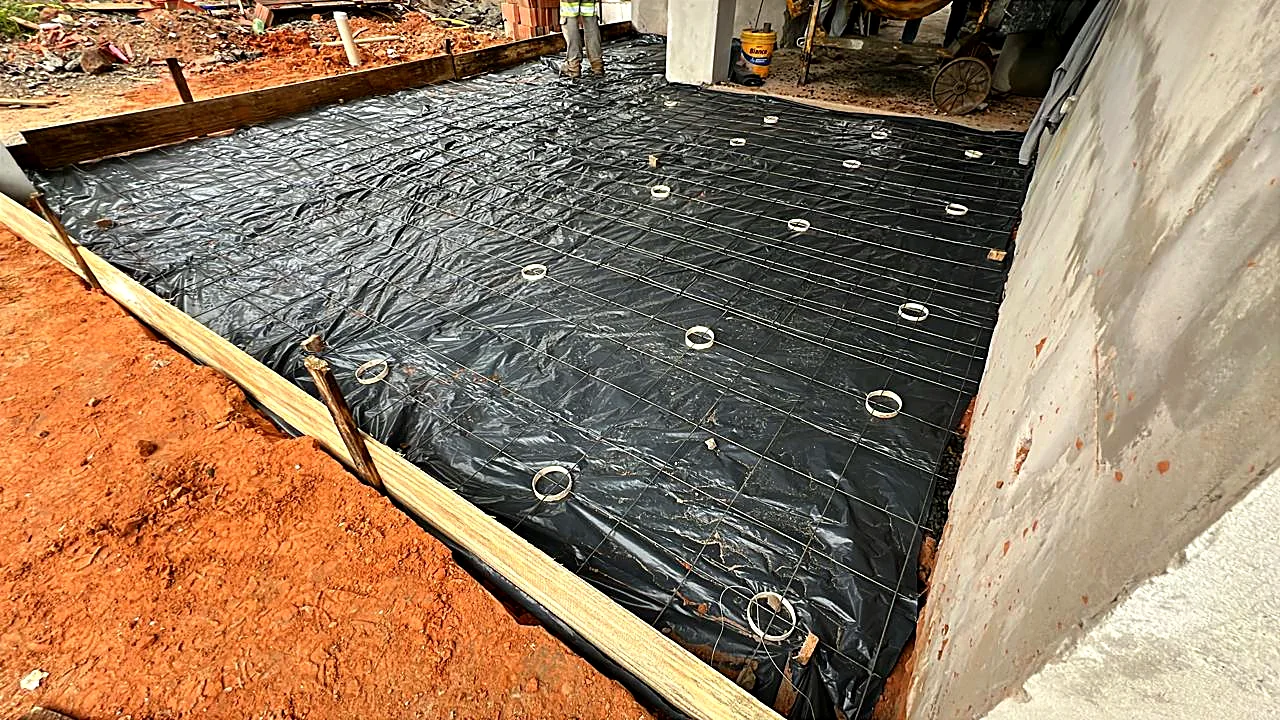 Lona de impermeabilização e espaçadores posicionados antes da concreta Lona de impermeabilização e espaçadores posicionados antes da concretagem do radier