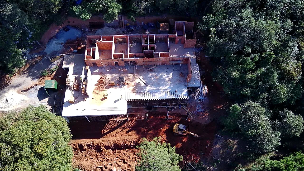 Implantação da residência em terreno arborizado com fundações executad Implantação da residência em terreno arborizado com fundações executadas