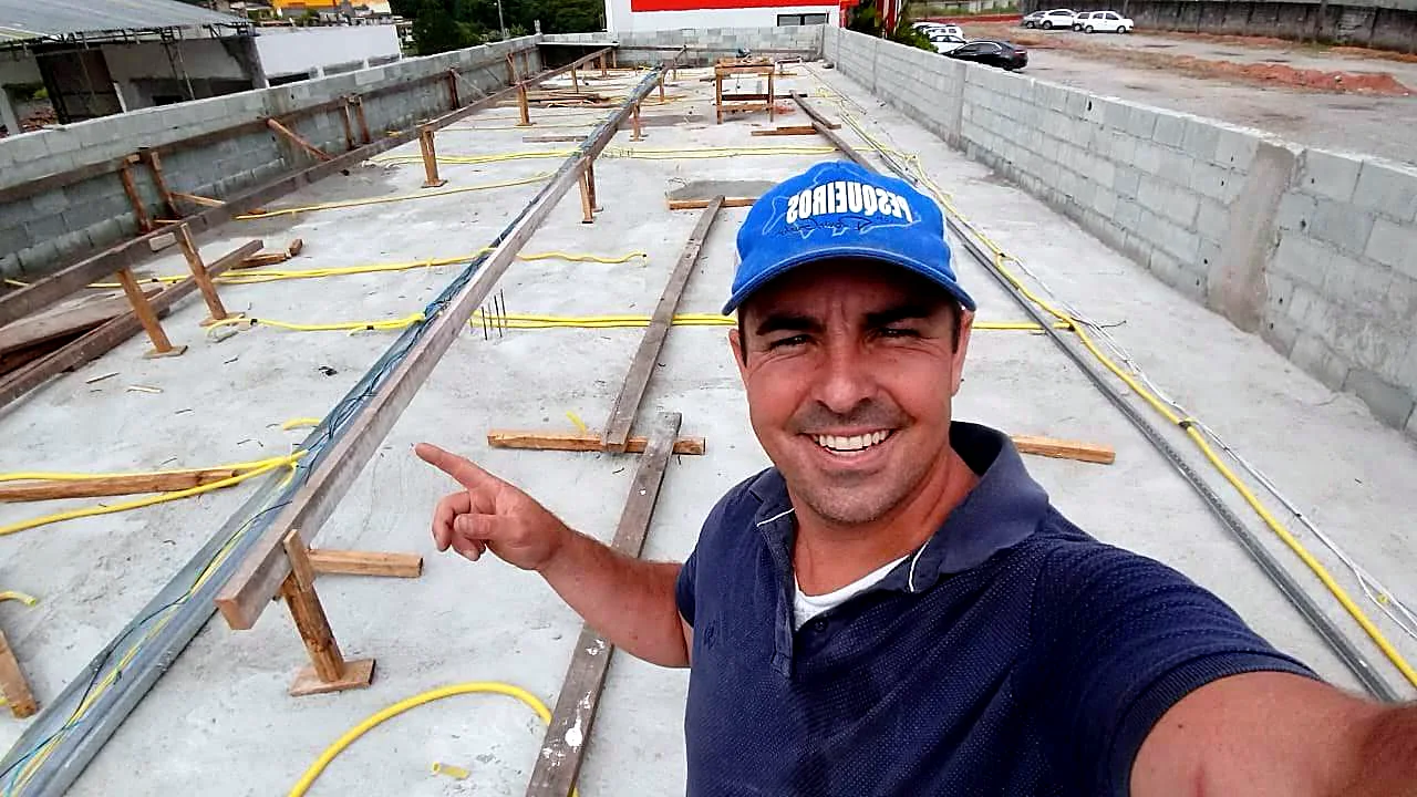 Engenheiro conferindo instalações hidráulicas da piscina antes do acab Engenheiro conferindo instalações hidráulicas da piscina antes do acabamento