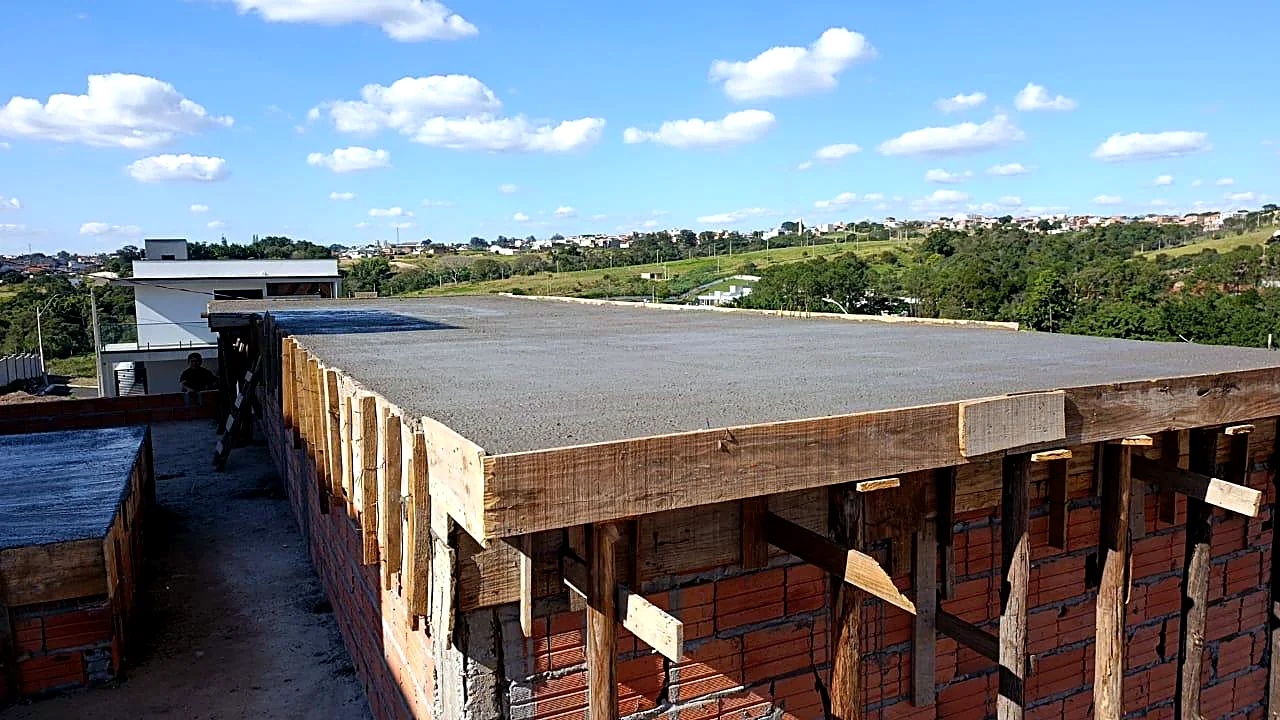 Laje concretada com escoramento inferior mantido durante a cura do concreto