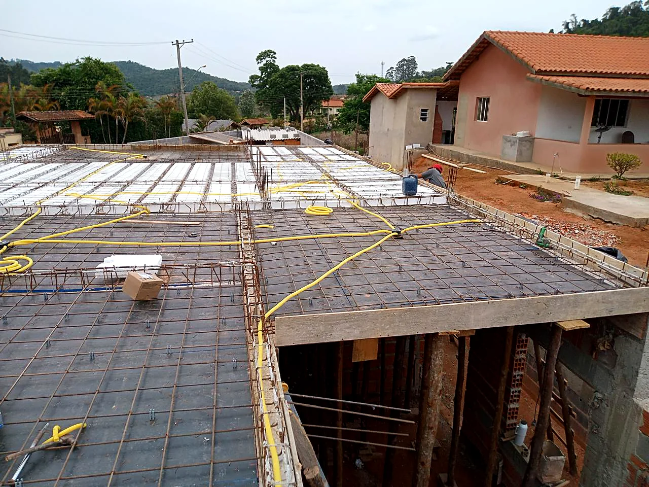 Laje nervurada com instalações elétricas embutidas antes da concretagem