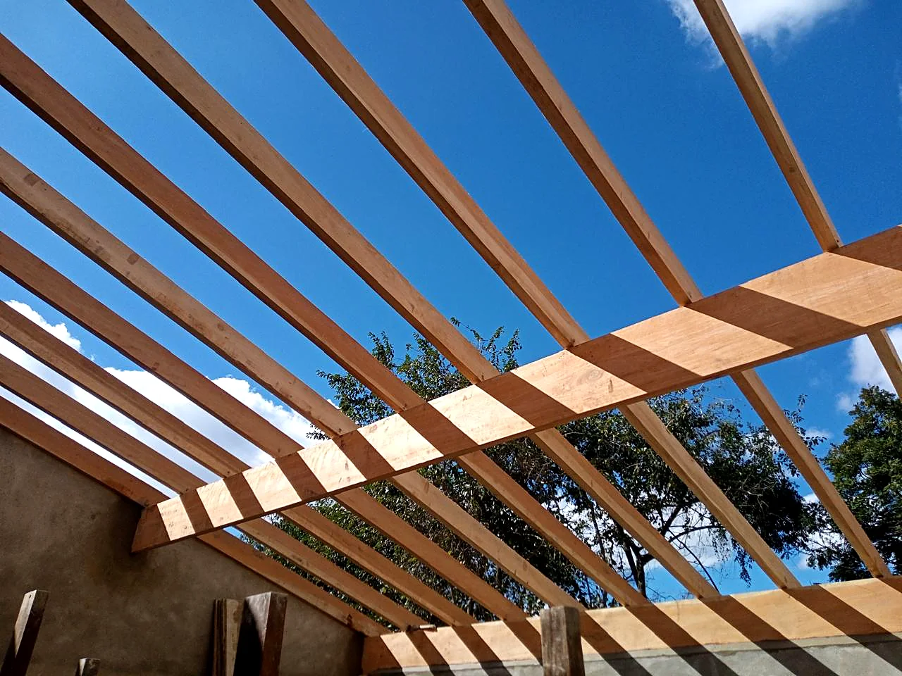 Estrutura de madeiramento de telhado executada com espaçamento conforme projeto