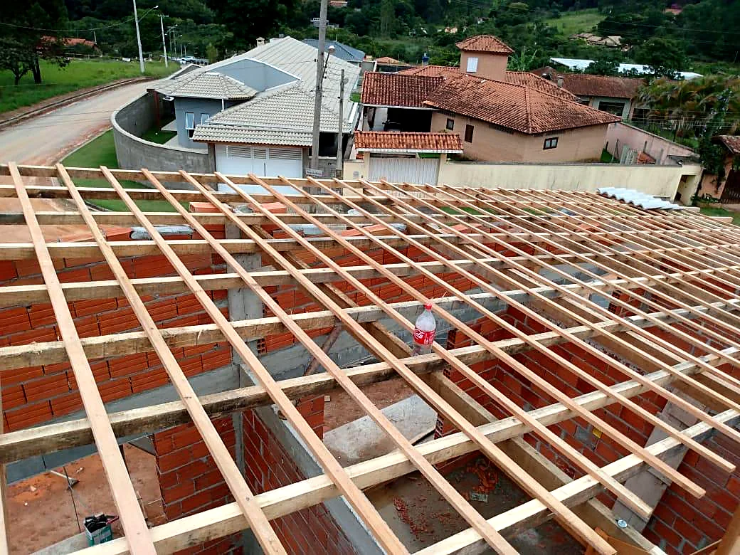Vista superior do madeiramento de telhado sobre laje de residência Vista superior do madeiramento de telhado sobre laje de residência