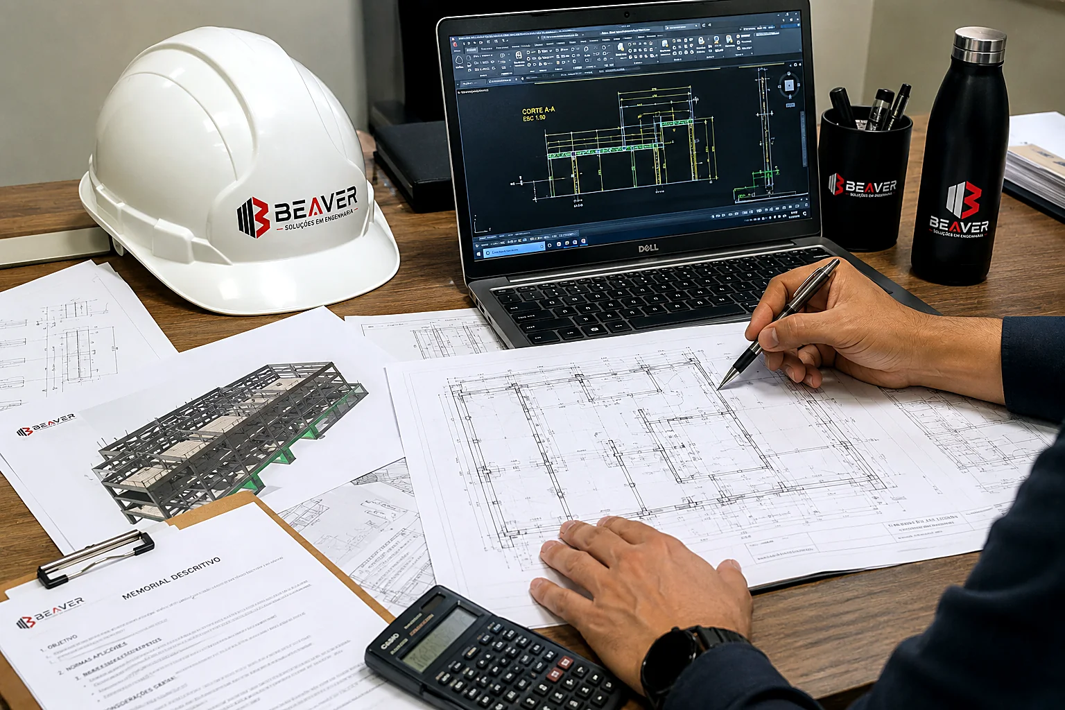 Análise de projeto estrutural na mesa técnica da BEAVER com capacete e prancha