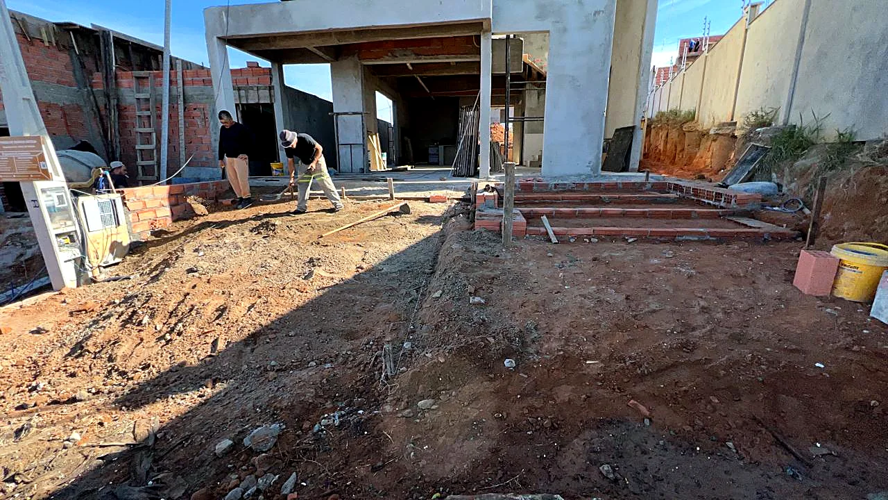 Preparo e regularização de área externa durante a execução da obra Preparo e regularização de área externa durante a execução da obra
