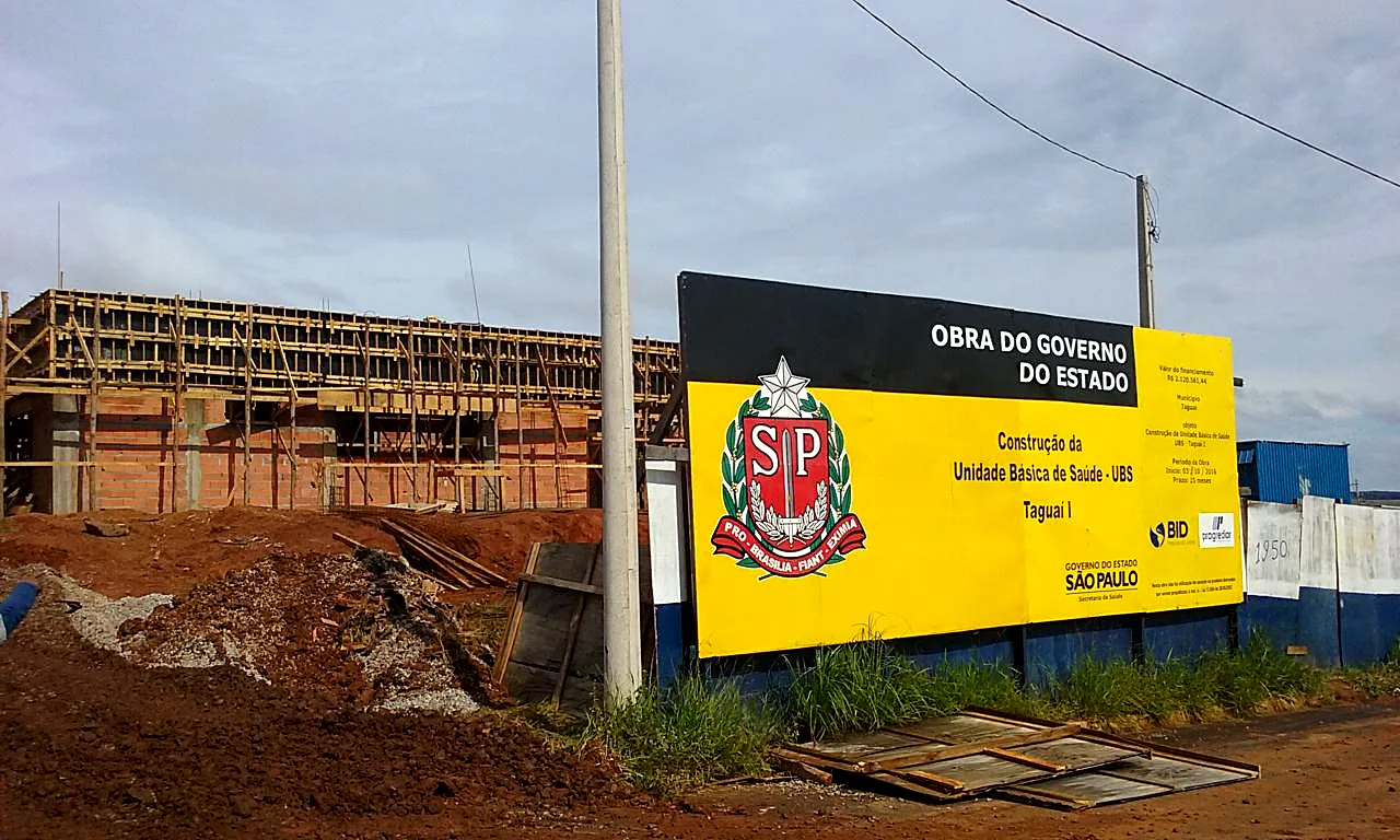 Placa oficial de obra do Governo do Estado de São Paulo na construção da UBS de Taipas