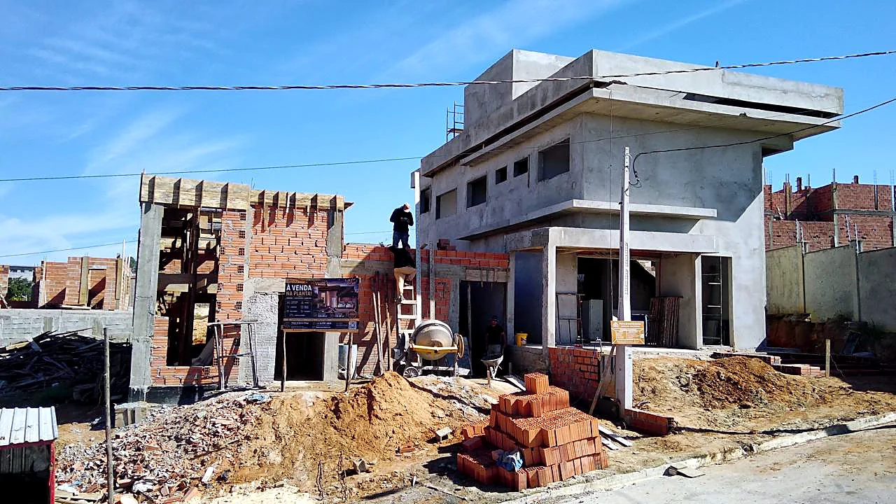 Obra residencial com estrutura e alvenaria em execução simultânea Obra residencial com estrutura e alvenaria em execução simultânea