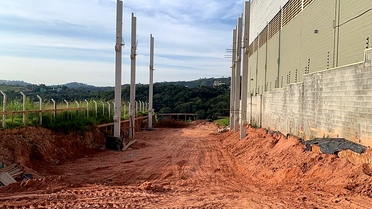 Pilares de concreto executados junto à divisa para contenção do talude Pilares de concreto executados junto à divisa para contenção do talude