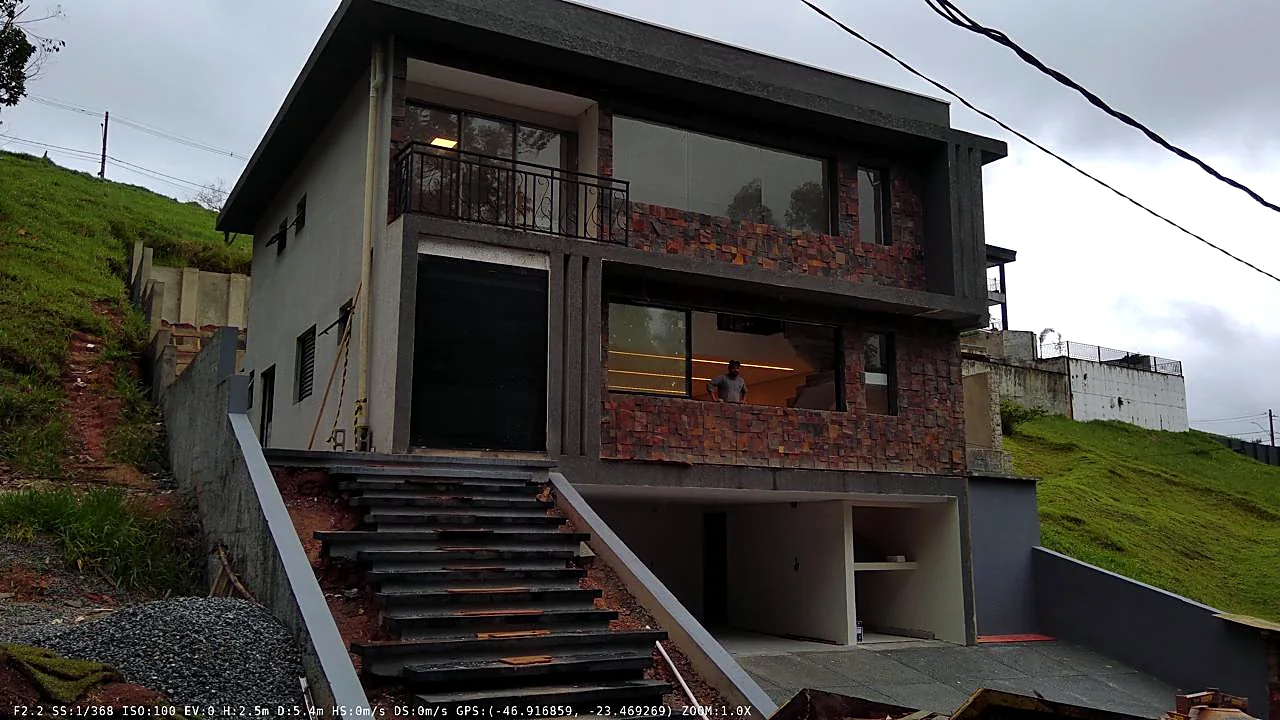 Fachada de residência de alto padrão com obra concluída