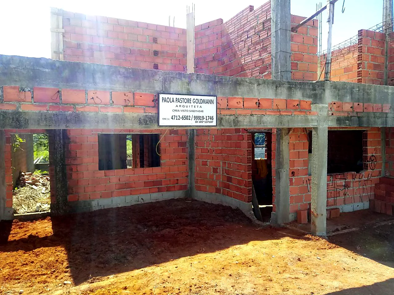 Residência em alvenaria com estrutura de concreto armado em execução Residência em alvenaria com estrutura de concreto armado em execução