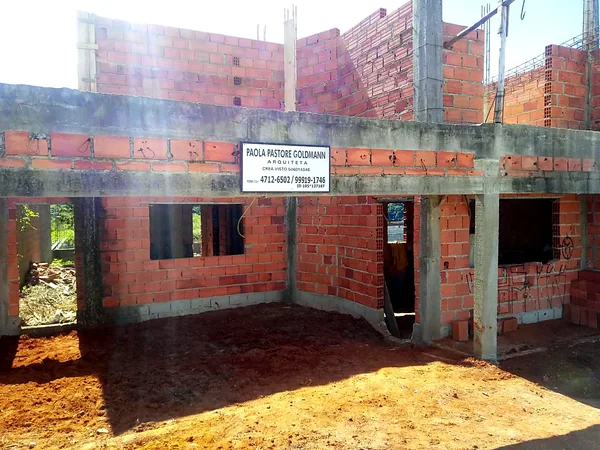 Residência em execução com estrutura e alvenaria