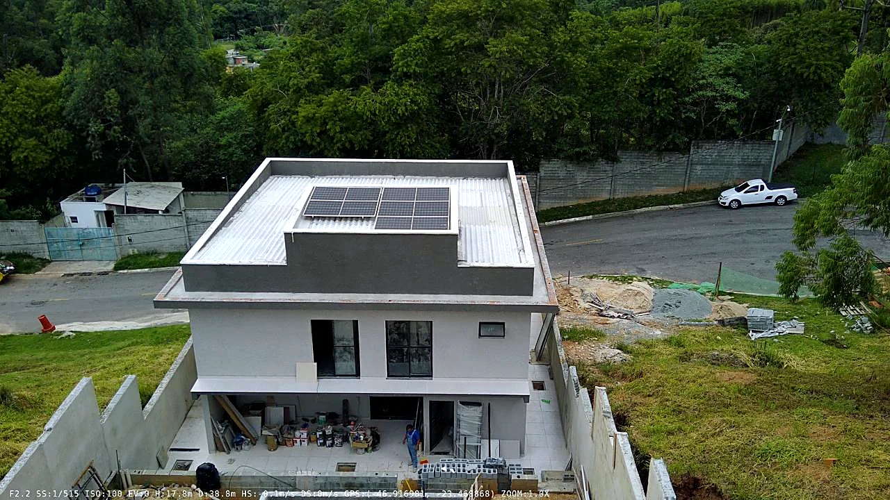 Residência concluída com sistema de energia solar instalado na cobertura