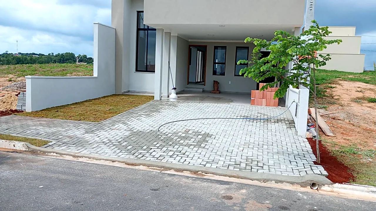 Área externa de residência em fase final de entrega Área externa de residência em fase final de entrega