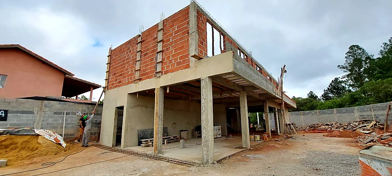 Residência de dois pavimentos com estrutura em concreto armado concluí Residência de dois pavimentos com estrutura em concreto armado concluída
