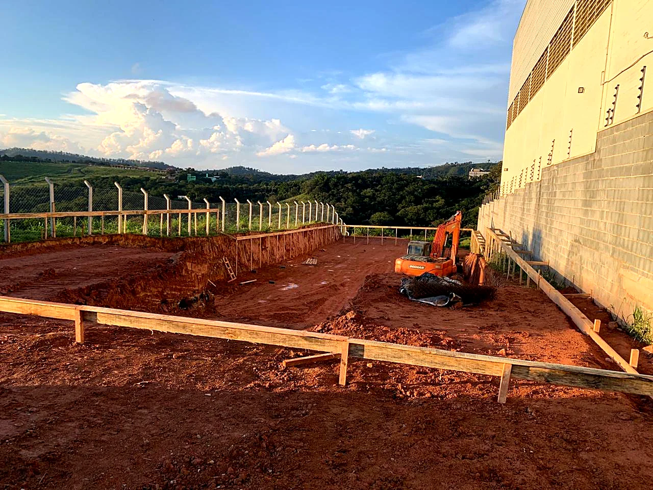 Terraplenagem e movimentação de solo com escavadeira no início da obra Terraplenagem e movimentação de solo com escavadeira no início da obra