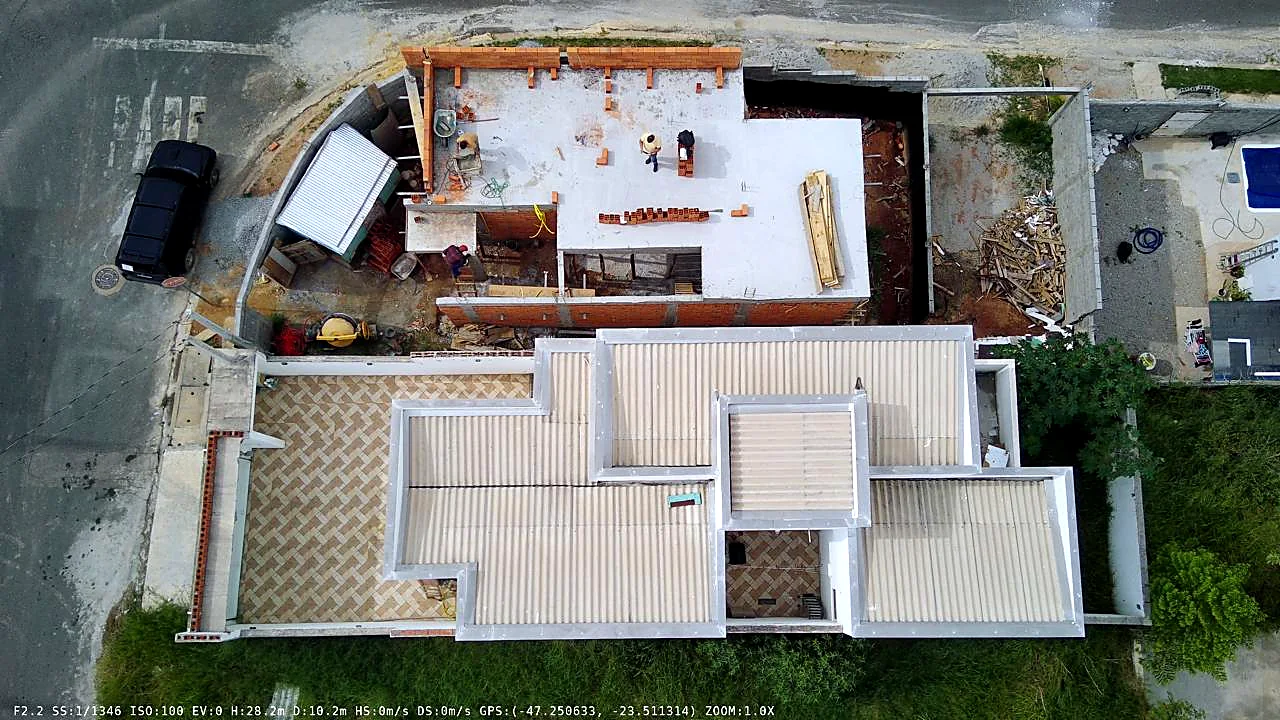 Vista aérea de residência com cobertura concluída e área externa final Vista aérea de residência com cobertura concluída e área externa finalizada
