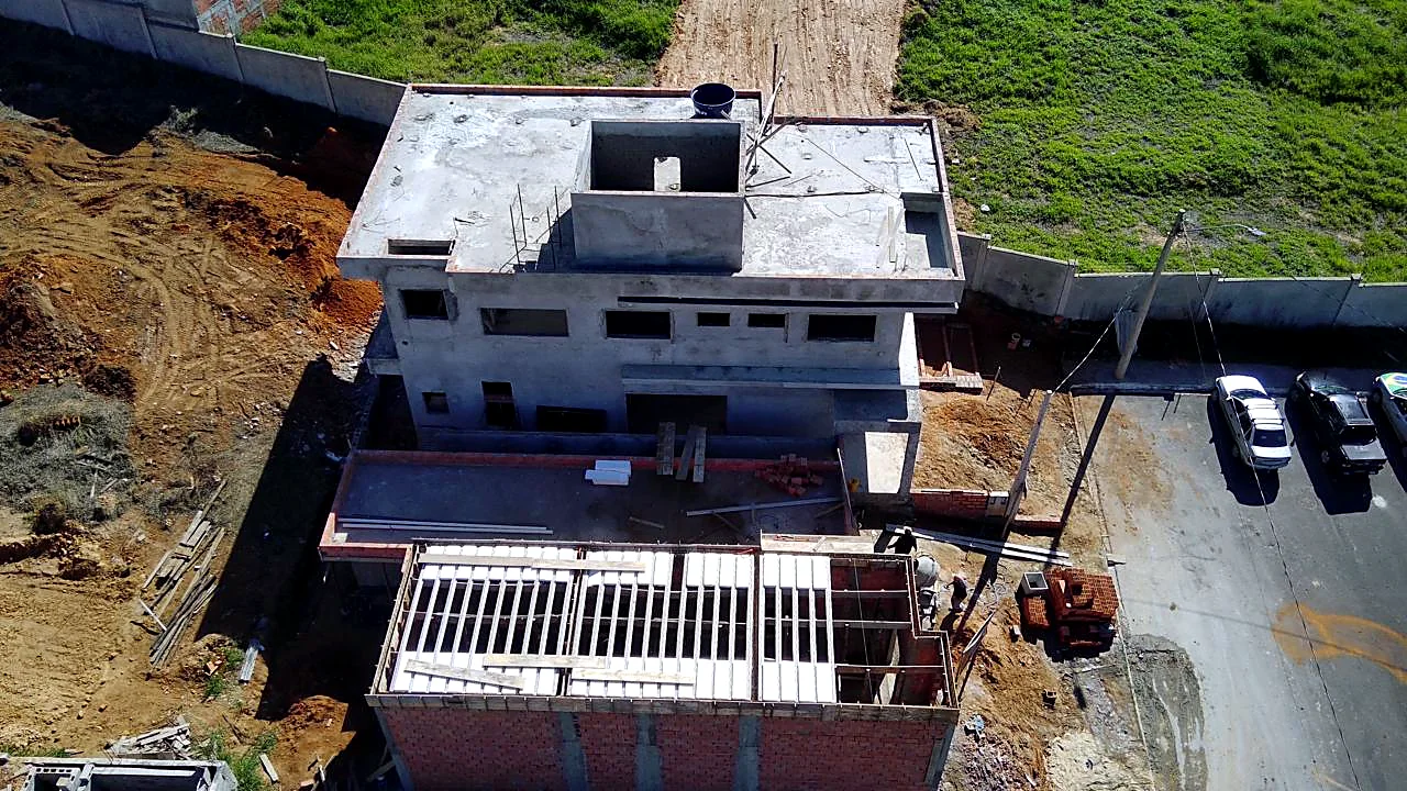 Vista aérea de residência com estrutura de concreto concluída Vista aérea de residência com estrutura de concreto concluída